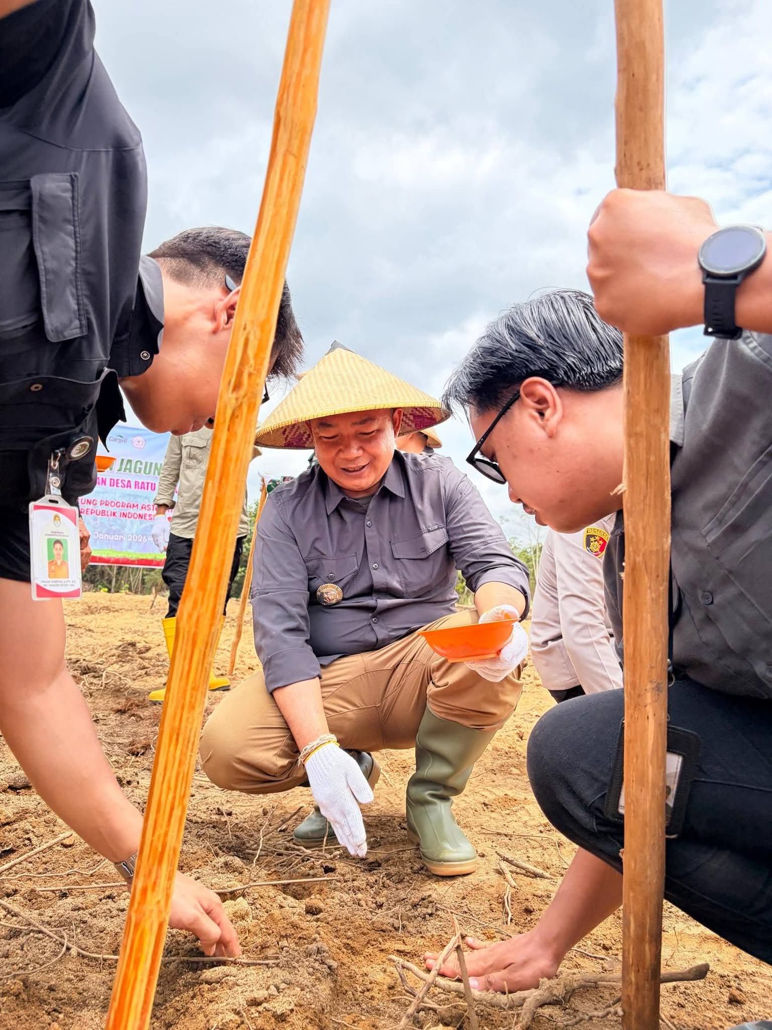 Bupati Ketapang Alexander Wilyo ikut menanam jagung di Desa Ratu Elok, Kecamatan Manis Mata.